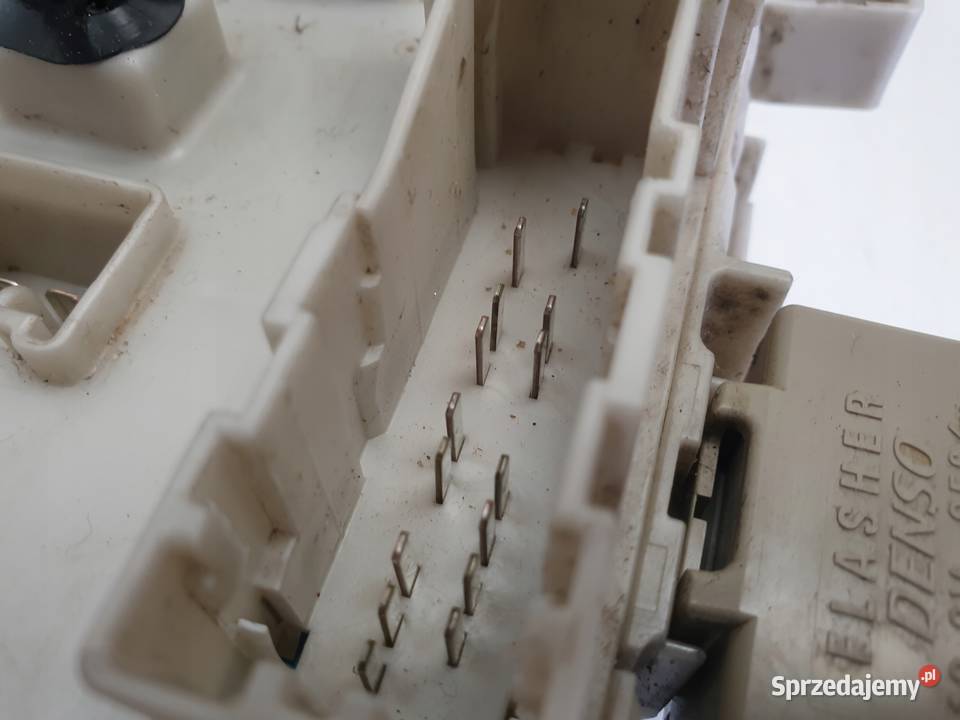 Toyota RAV4 II 20 d4d SKRZYNKA BEZPIECZNIKÓW Rudka