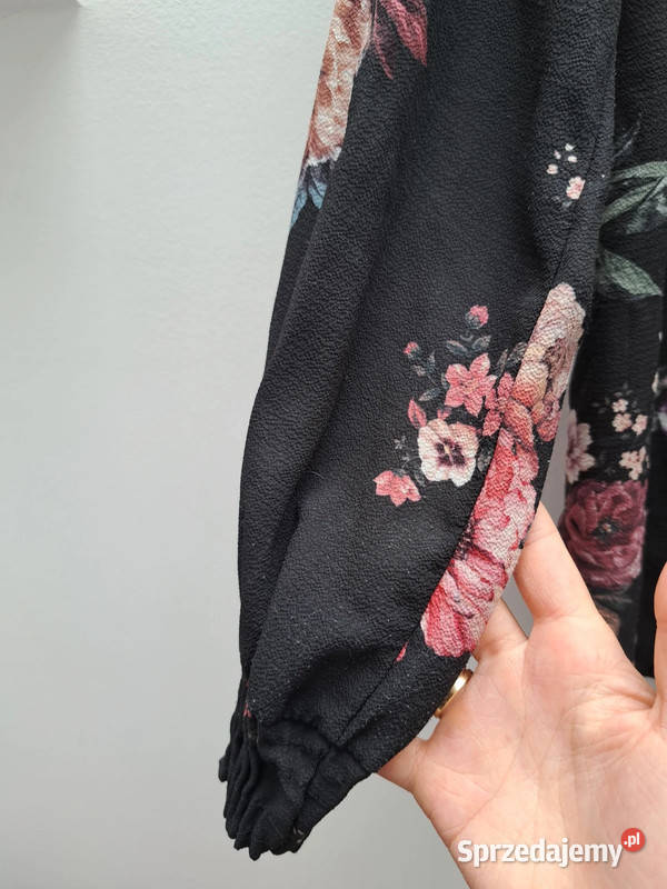 Czarna bluzka w kwiaty z marszczeniem szyi i Trąbki Wielkie