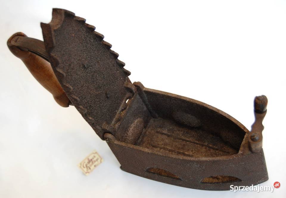 Antyczne przedwojenne żeliwne żelazko na węgiel