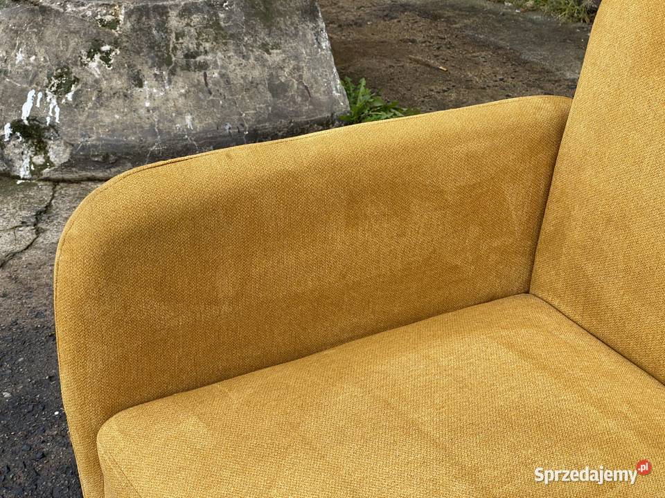 Mała sofa na zwężanych nogach design