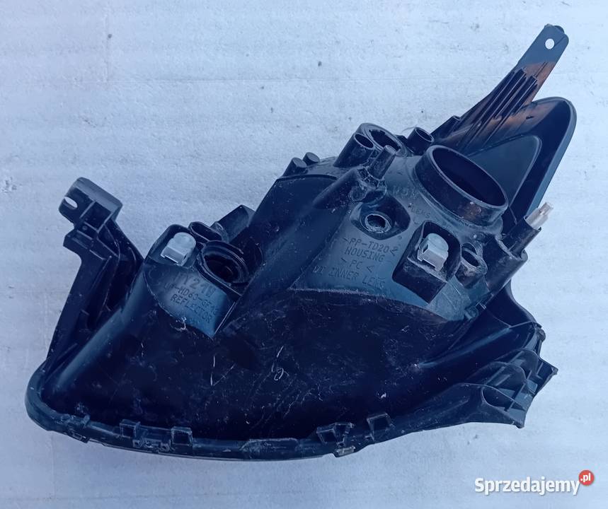 Toyota Aygo reflektor lampa prawy przód osobowe Przeźmierowo
