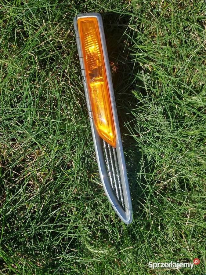 Błotnik prawy przedni z kierunkowskazem Ford