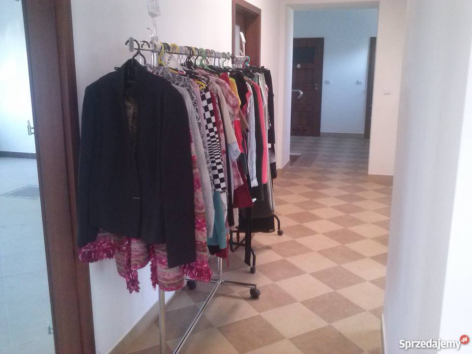 kompletne wyposażenie sklepu z odzieżą uzywaną