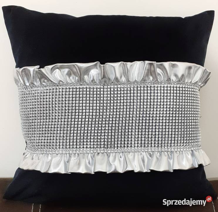 Poszewka z cyrkonią i falbankami Mława