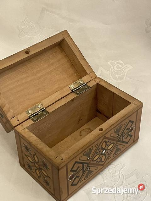 Drewniane pudełko na karty z inkrustacją z masy Pocztówki i karty telefoniczne małopolskie Kraków