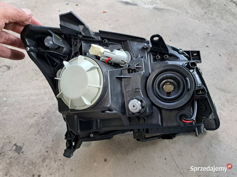Toyota Avensis 0609r lampa przód L Leszno