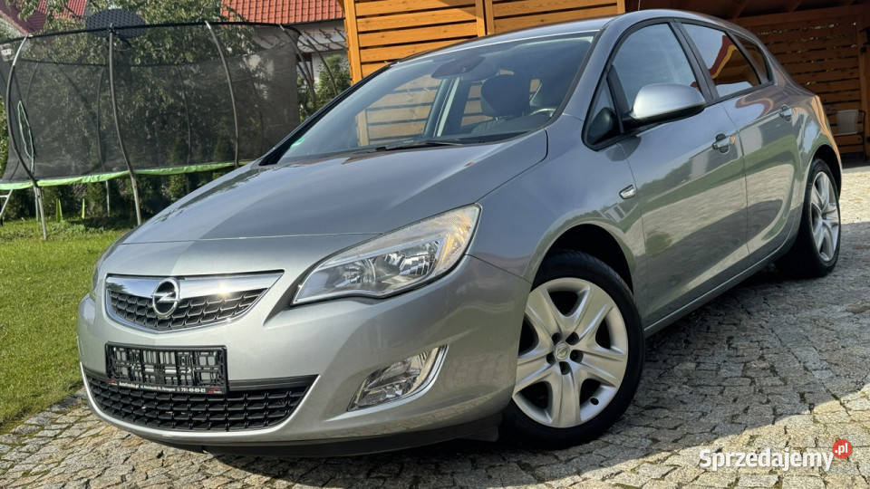 Opel Astra 14 TURBO 120 z Niemiec Bogata wersja światła do jazdy dziennej Strzegom