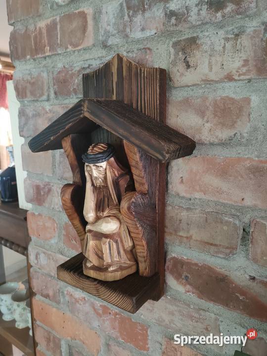 Drewniana kapliczka naścienna