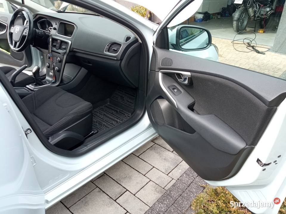 Sprzedam Volvo V40 D2 Momentum 16D Gromnik
