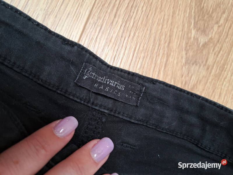 Czarne szorty Stradivarius Basics rozmiar 40 czarny Trąbki Wielkie