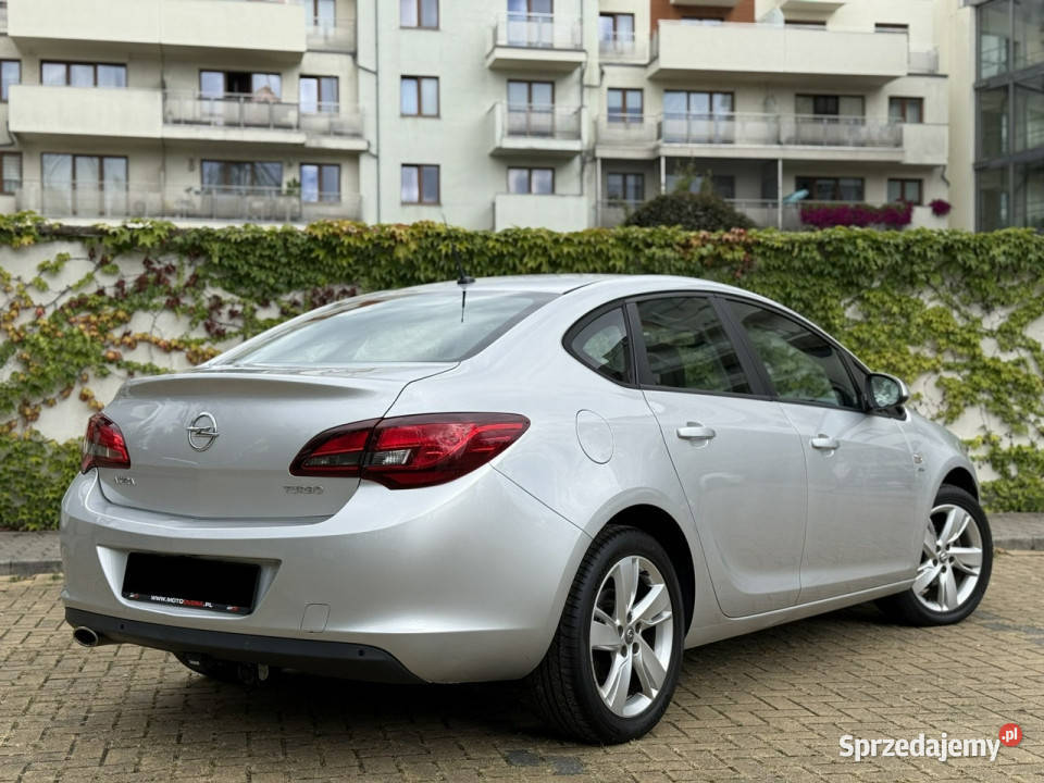 Opel Astra 14 Turbo Sedan stan Oryginalny Lakier Tarnowskie Góry sprzedam