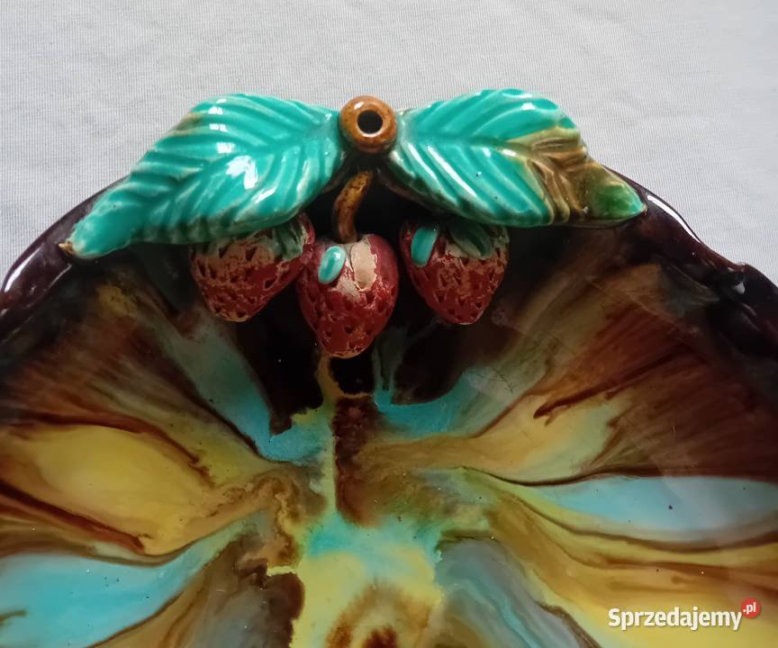 Misa z wzorem trójwymiarowych truskawek Majolika Porcelana i szkło Koźminek