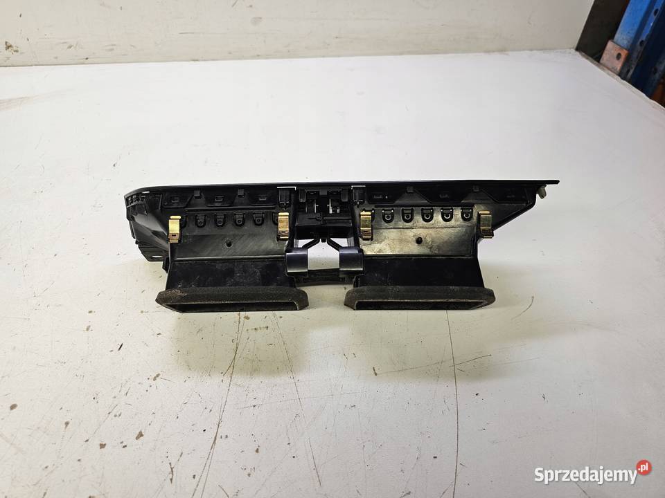 KRATKA NAWIEWU ŚRODKOWA AUDI Q3 F3 83B820903 6 sprzedam