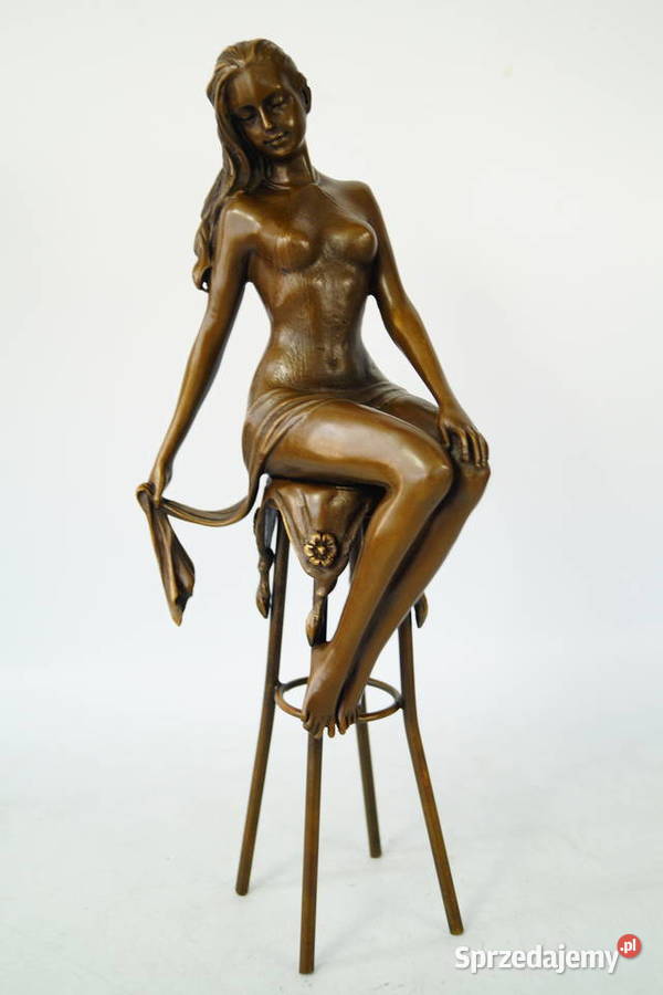 Kobieta siedząca na krześle zmysłowa figura z wielkopolskie