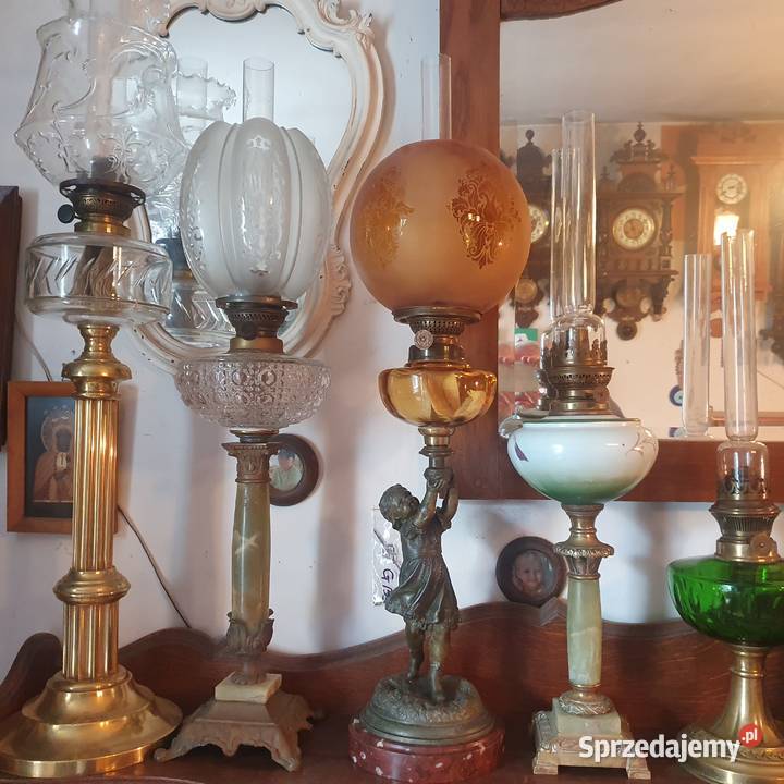 Sprawna figuralna lampa naftowa z amorkiem na