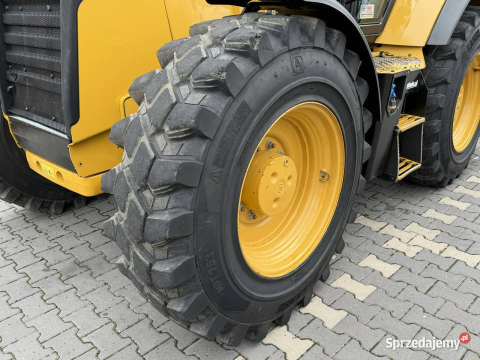 na równych kołach Caterpillar 444F Sterowanie na Widełki