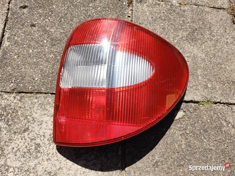 Chrysler Voyager IV lampa prawa tył tylna tylnia Chodzież