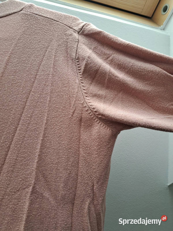 Klasyczny sweter w odcieniu pudrowego różu