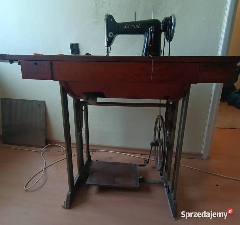 Stojąca Maszyna do szycia Łucznik