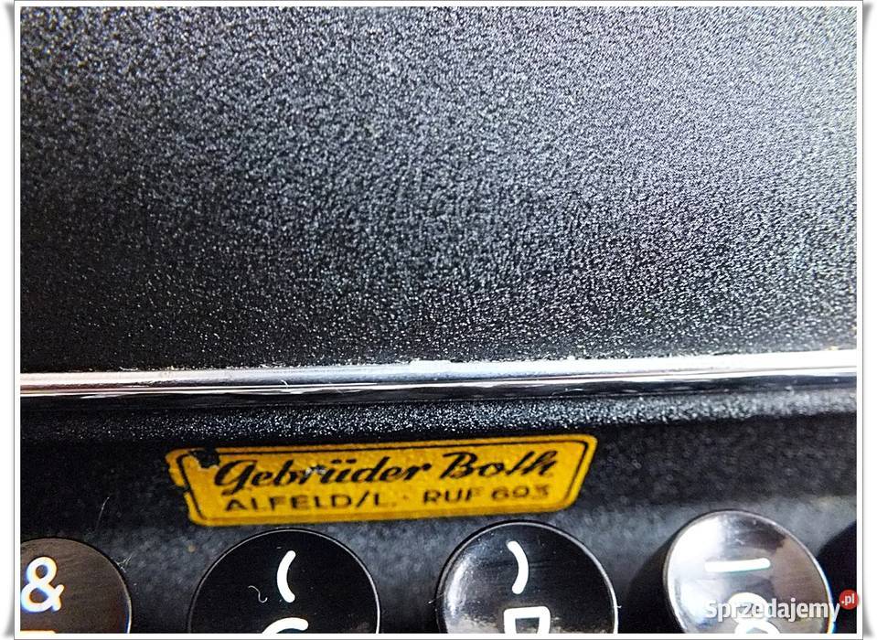 Stara zabytkowa maszyna do pisania Olympia z lat Żary