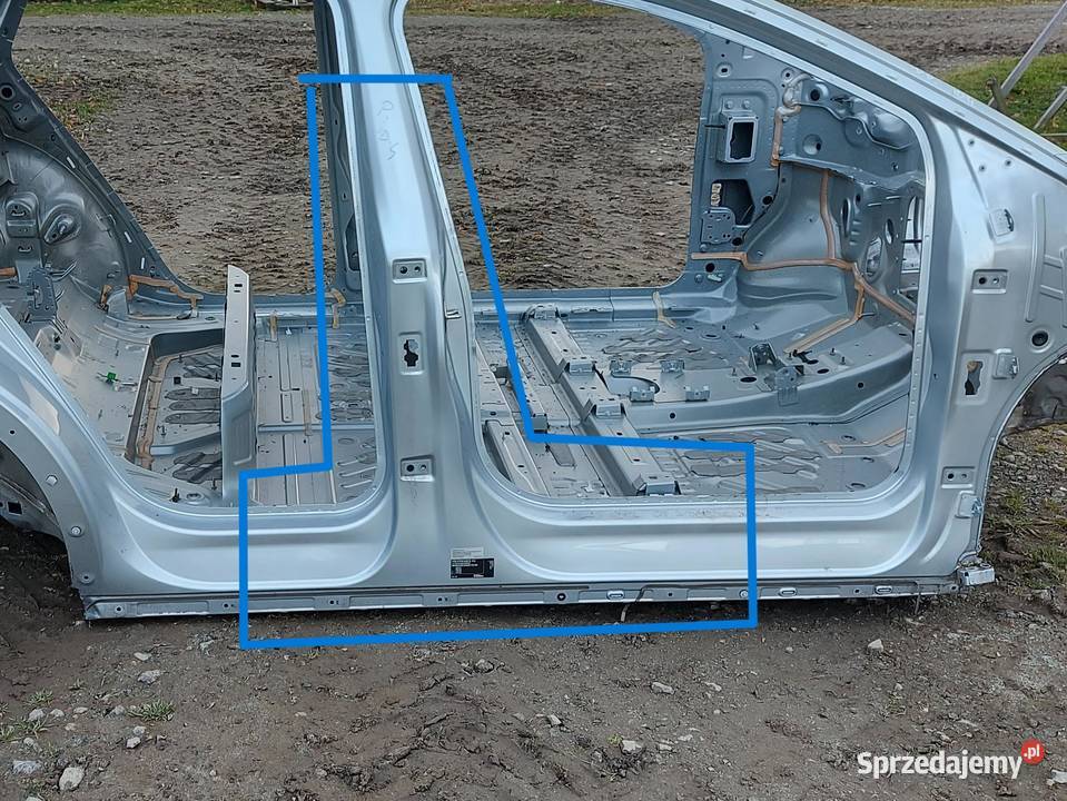 VW ID4 11A 2024r SUV 5D SŁUPEK ŚRODKOWY PRAWY Progi