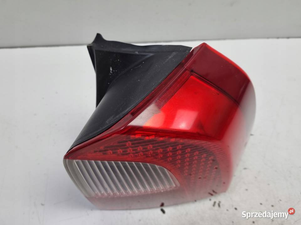 Volvo V70 III XC70 TYLNIA TYLNA LAMPA PRAWA osobowe Lampy tylne Janów