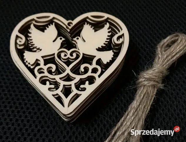 drewniane wisiorki w kształcie serca z
