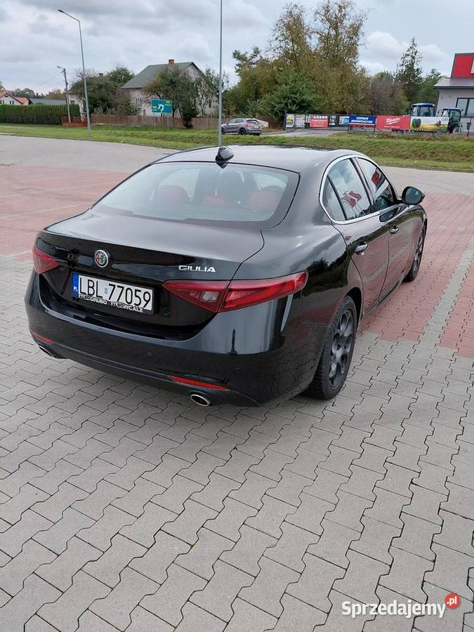 Alfa Romeo Giulia piękne wnętrze czarna perła Giulia