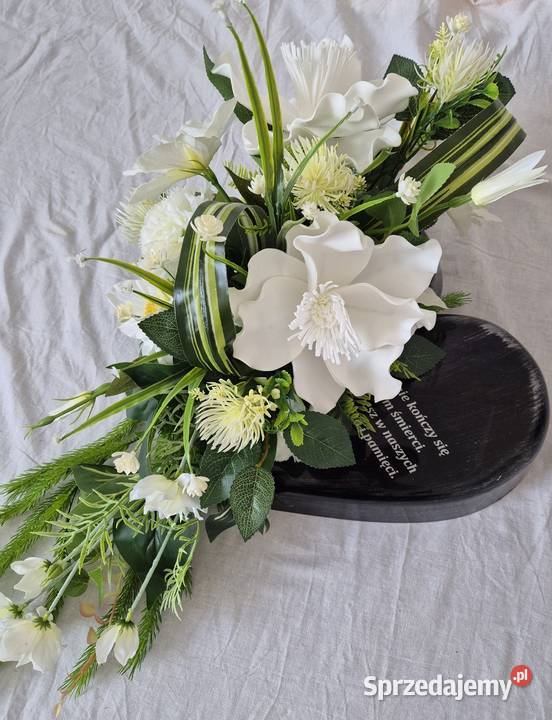 Stroik kompozycja na cmentarz w ozdobnym sercu Pleszew