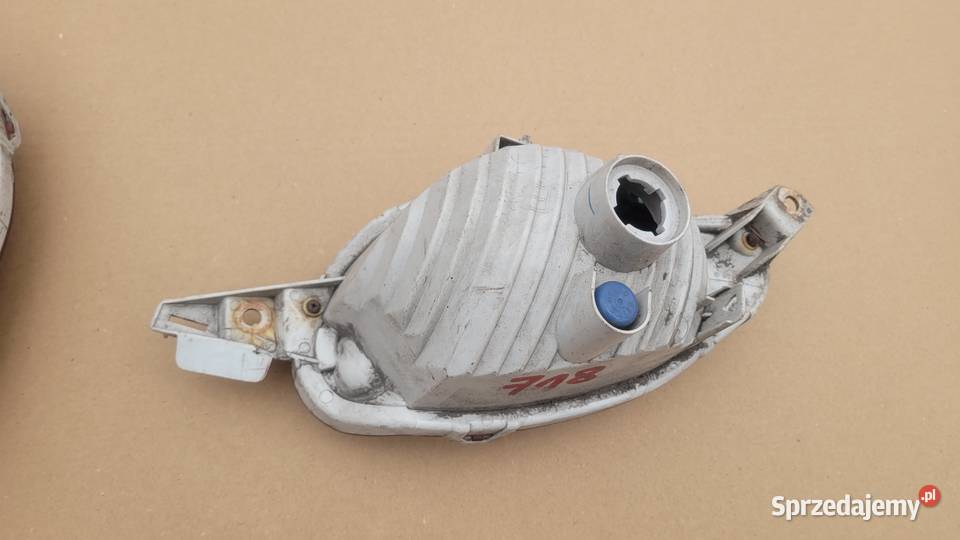 TOYOTA YARIS III LIFT LAMPA PRZECIWMGIELNA PRAWY Ruda Śląska