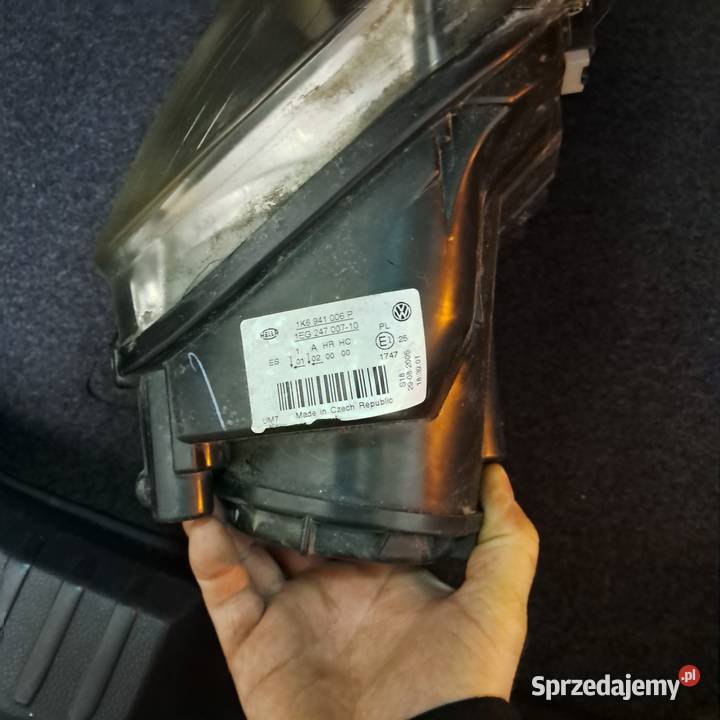 Prawa lampa golf v z 2005r osobowe Osiek Mały