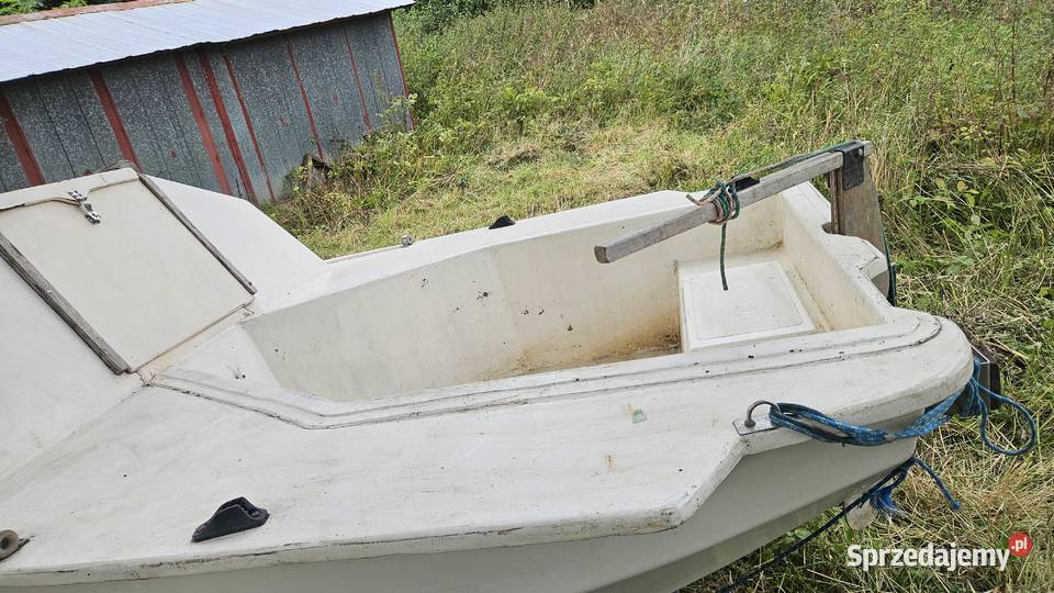 Mała żaglówka i łódka na ryby Stary Gieląd