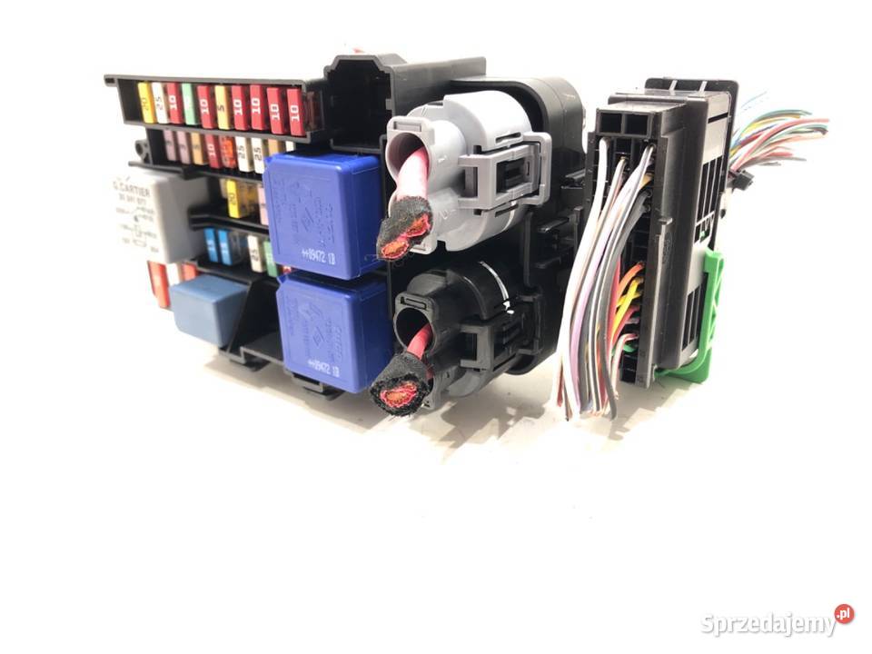 SKRZYNKA BEZPIECZNIKÓW RENAULT MEGANE III osobowe