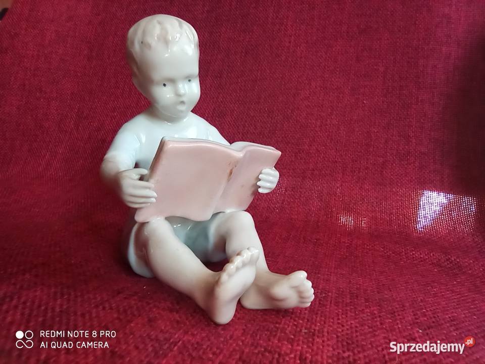 Figurka siedzącego chłopca czytającego książkę Gdańsk