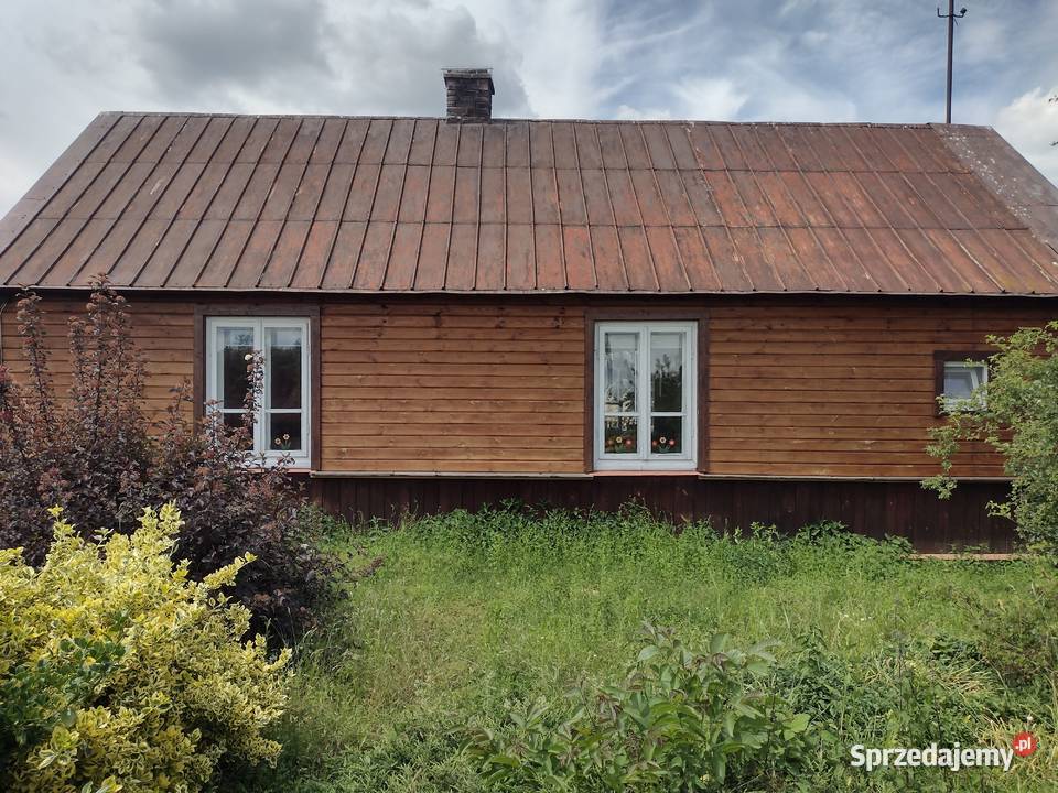Siedlisko z domkiem drewnianym i polem trasie Przeuszyn