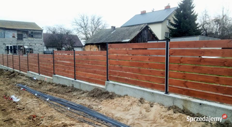 Słupek ogrodzeniowy z stopą mocującą 150 metal