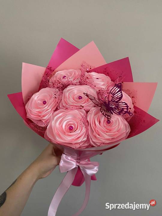 Uroczy mały bukiet 7 róż ze wstążki w odcieniach Dąbrowa Górnicza