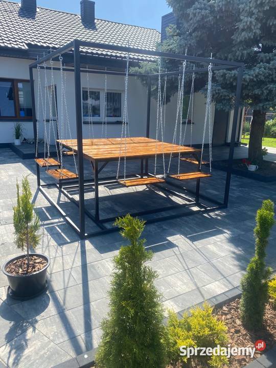Stół ogrodowy z podwieszanymi siedziskami Niedrzew Pierwszy