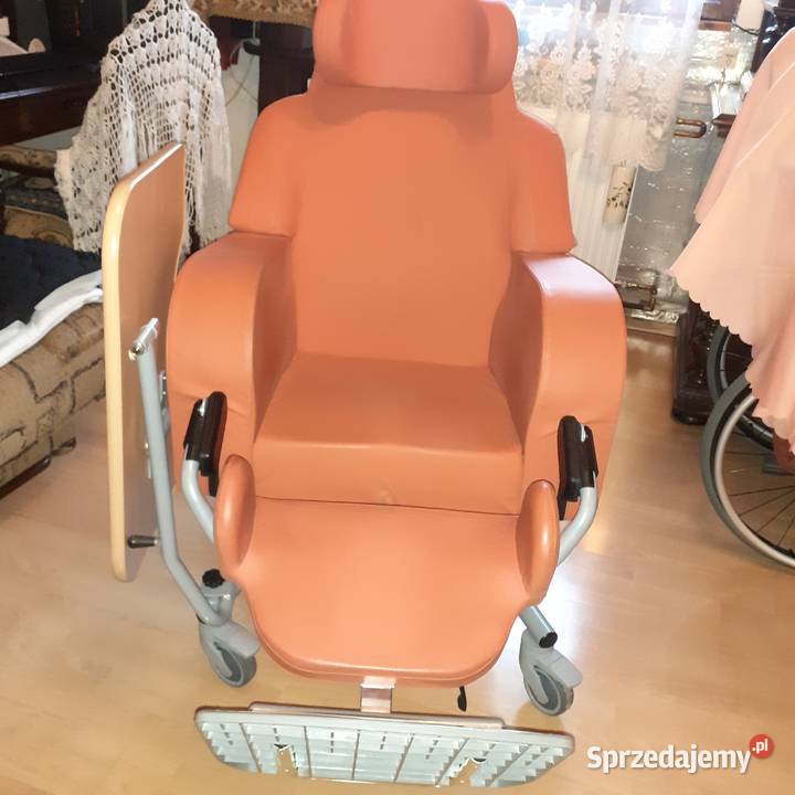 Fotel pielęgnacyjny na kółkach że stoliczkiem Kraków