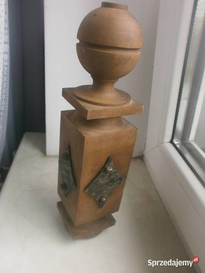 dekoracja ozdoba drewniana z metalowymi ozdobami