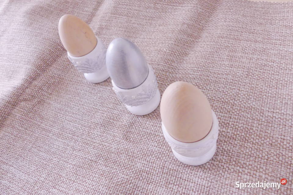 Drewniane kieliszki z jajeczkami