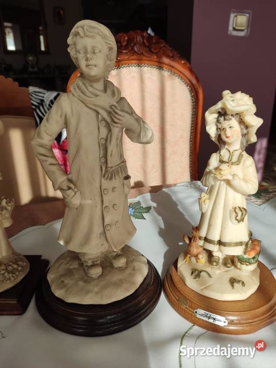 figurka figurki na drewnianej podstawie