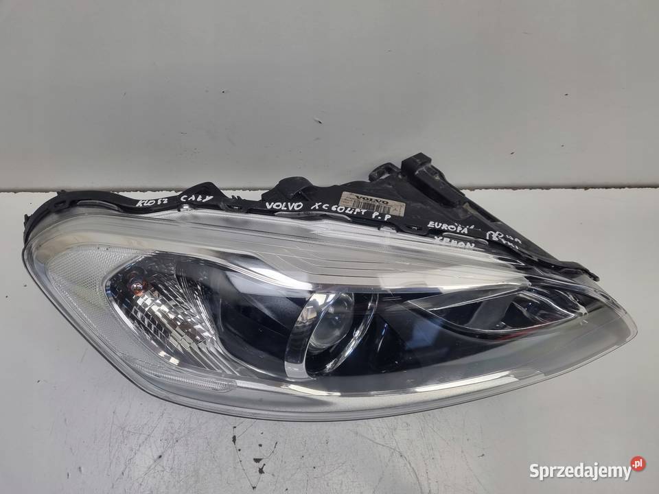 Volvo XC60 1317r LIFT PRZEDNIA LAMPA PRAWA PRAWY Janów