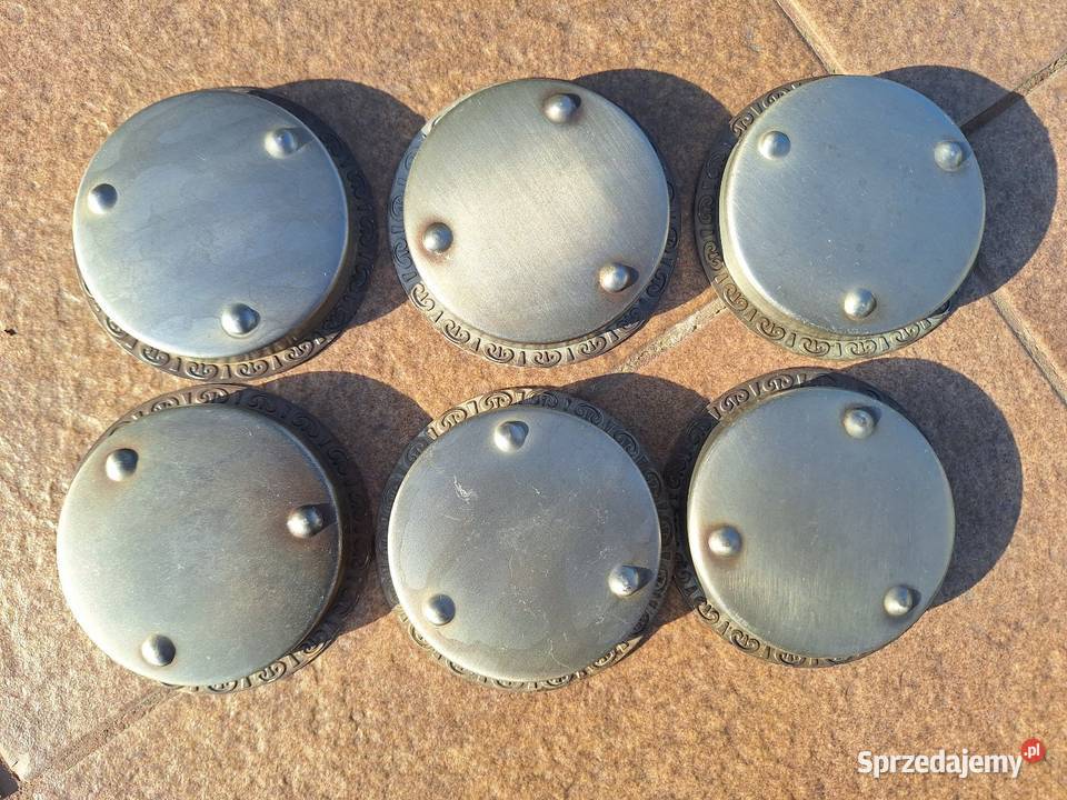 Stare podstawki metalowe z haftowanymi wzorami