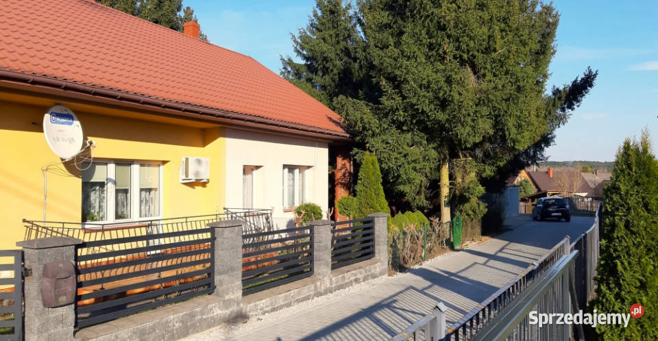 Mały bliźniak z garażem zalewem