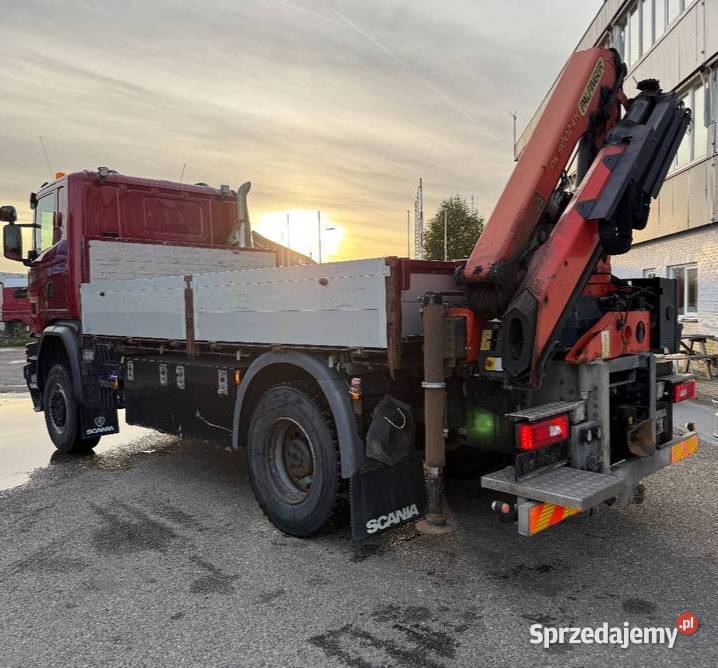 Wywrotka 4x4 z tylnym dzwigiem