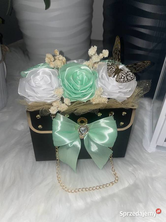 Piękny mały bukiet róż ze wstążki idealny na Darłowo