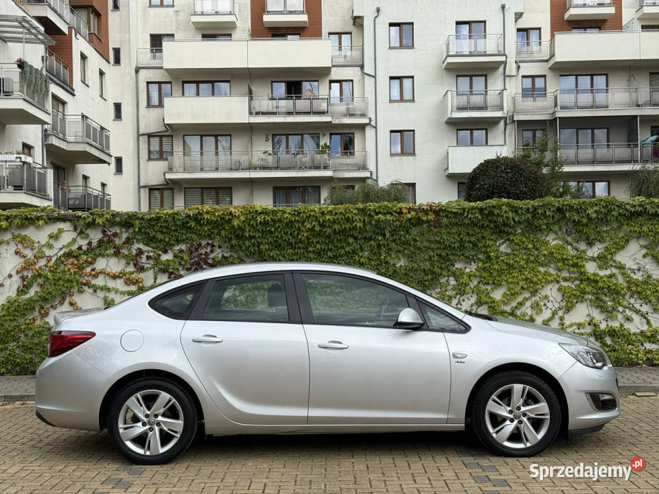 Opel Astra 14 Turbo Sedan stan Oryginalny Lakier Tarnowskie Góry
