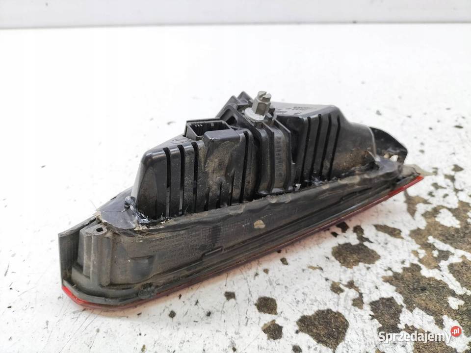 LAMPA TYŁ W KLAPĘ PRAWA SEDAN USA 561945308C VW