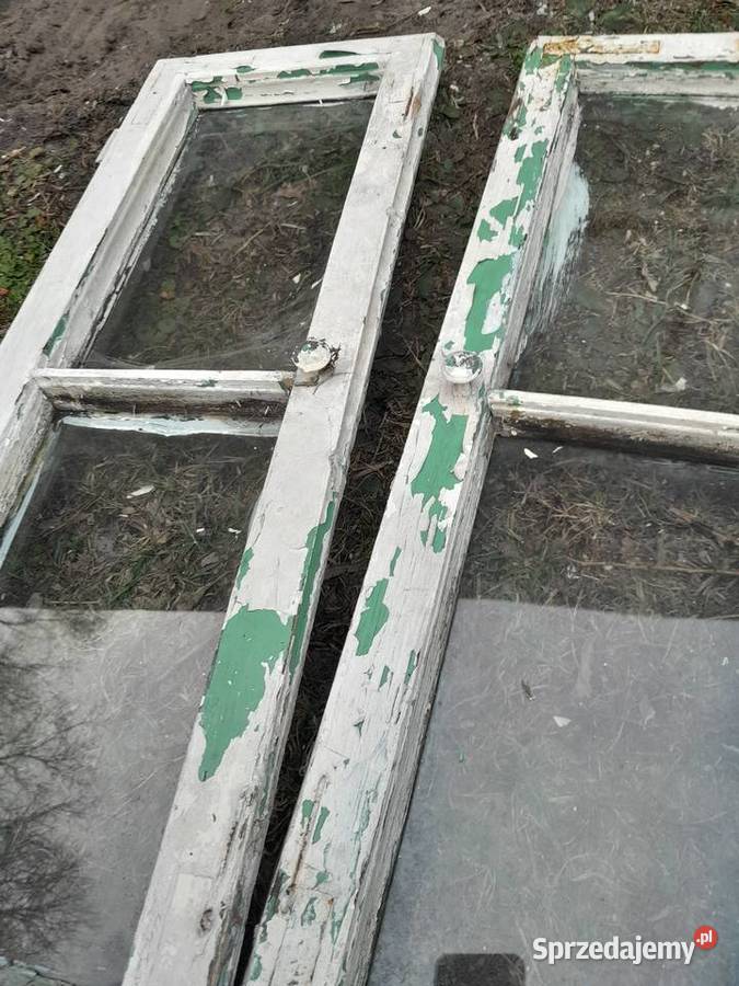 Trzy stare małe podwójne okienka zabytek retro